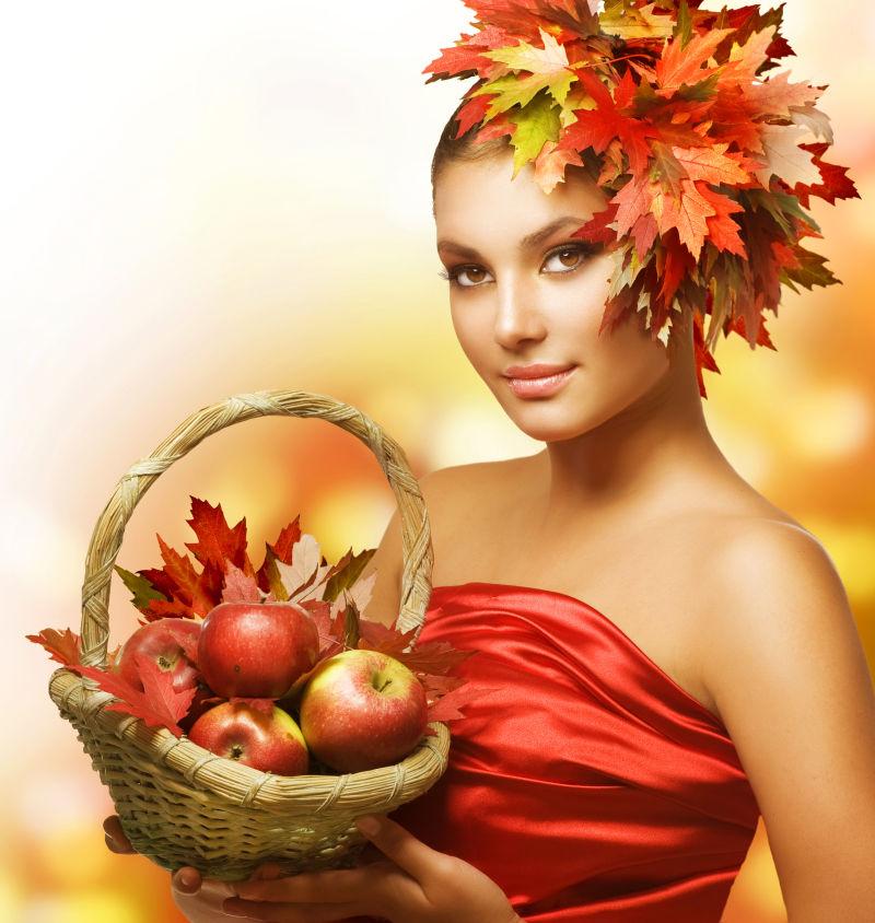 秋天的姑娘带着苹果