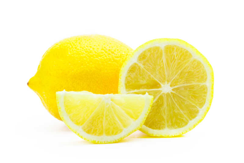 柠檬在白色背景上