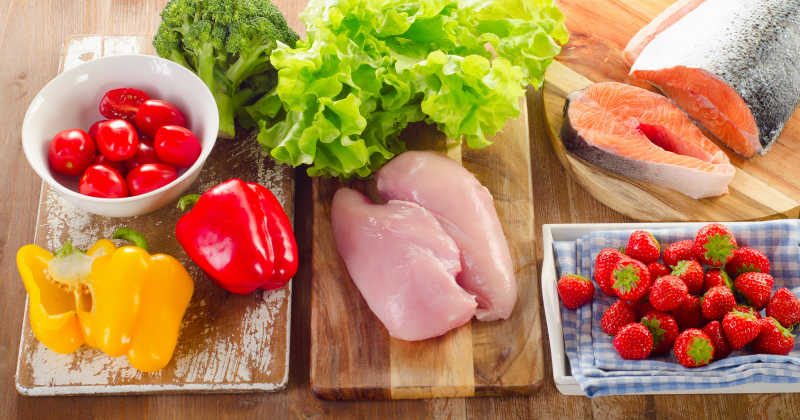 砧板上的健康水果食材和鱼肉