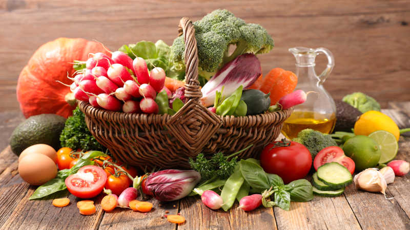 桌子上的篮子里的各种蔬菜