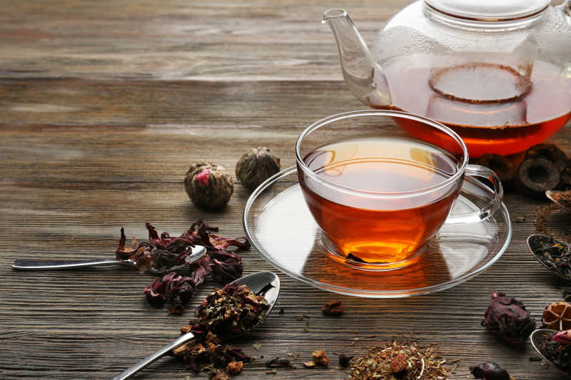 茶的概念汤匙中不同种类的干茶