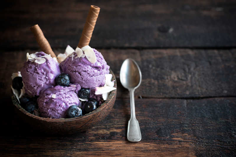 木质板上的蓝莓冰淇淋