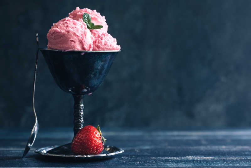 黑色背景前面的草莓冰淇淋