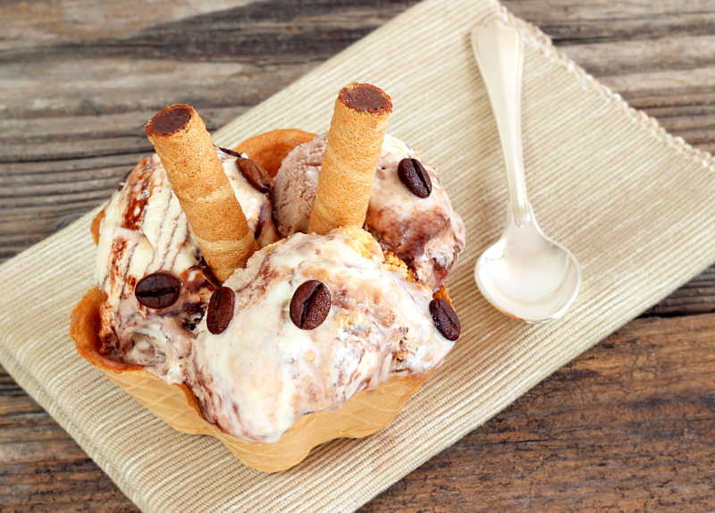 木质板上的巧克力冰淇淋