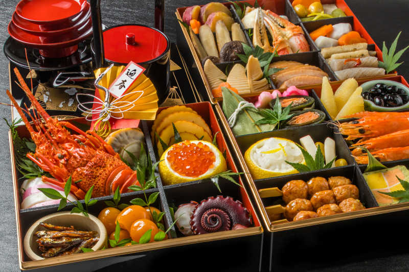 桌子上超级丰富的日本美食