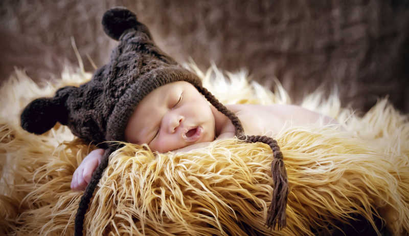 戴着帽子睡着的婴儿