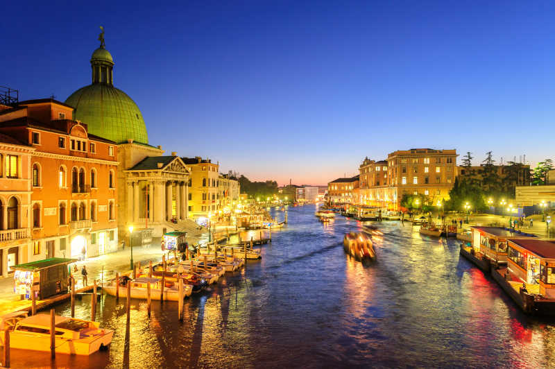 威尼斯的运河上的小艇和建筑