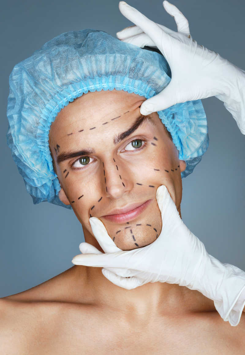 一位脸上画着整容手术标记线的男子