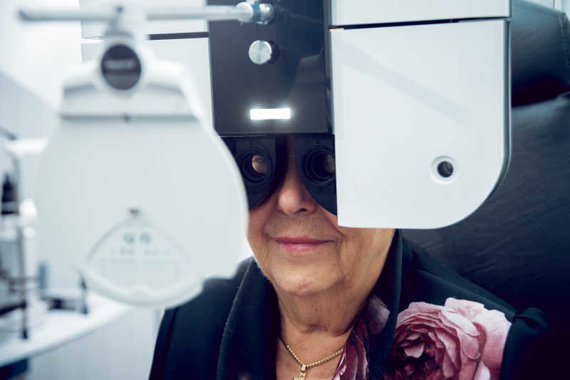 使用设备来检查病人的眼睛问题