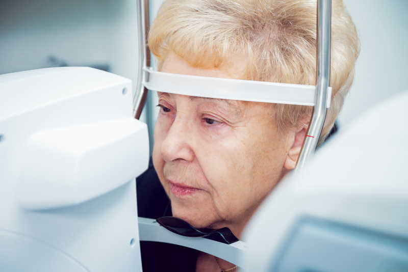 使用设备来检查病人眼睛的问题