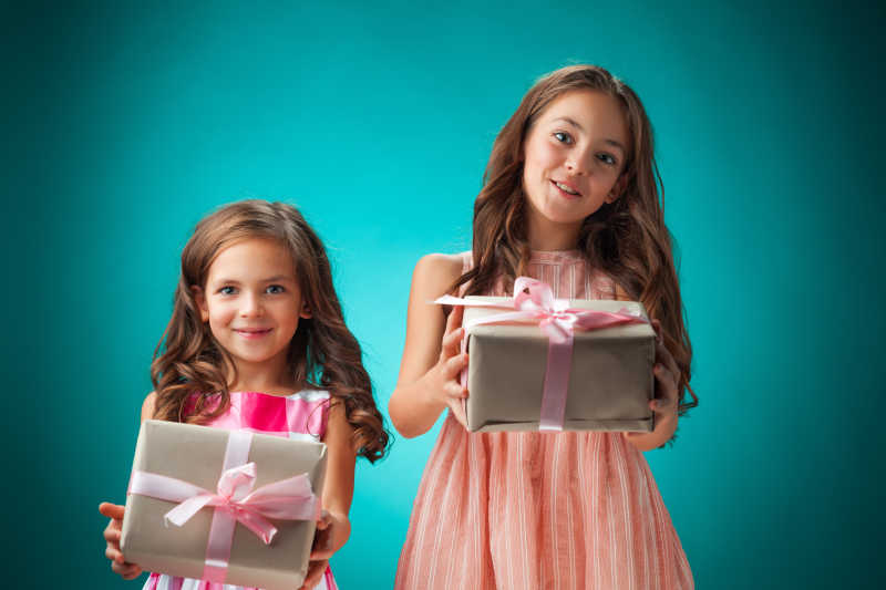 抱着礼物的两个快乐的小女孩