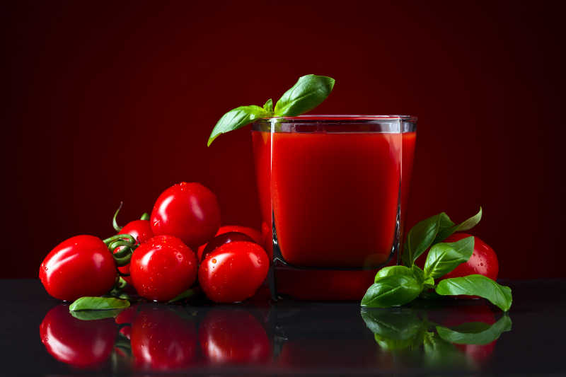 杯子里的番茄汁和番茄