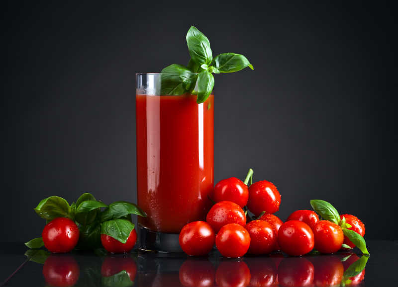 红色小番茄和番茄汁