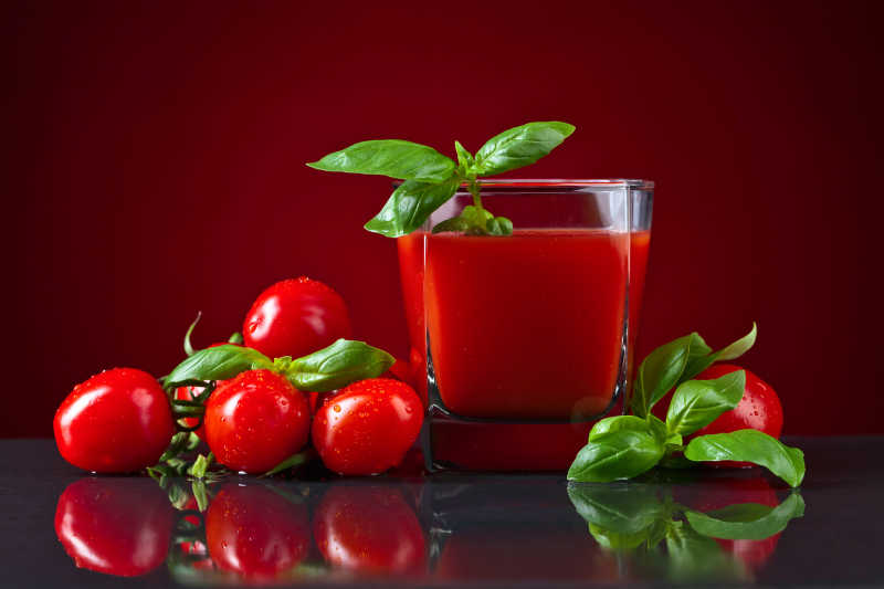 红色番茄汁和小番茄