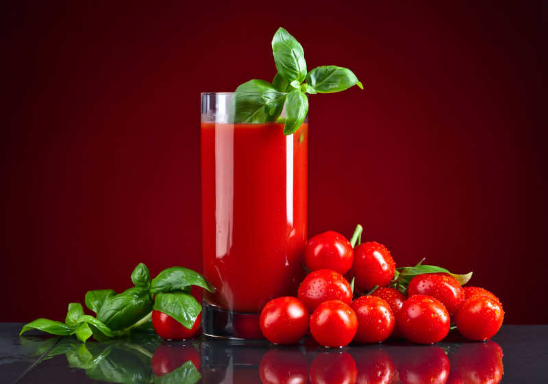 桌子上的番茄和番茄汁