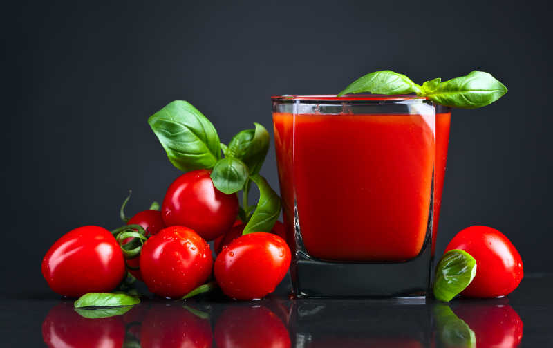 美味的番茄汁和小番茄