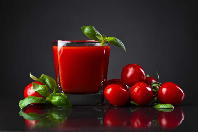 营养的番茄汁和小番茄