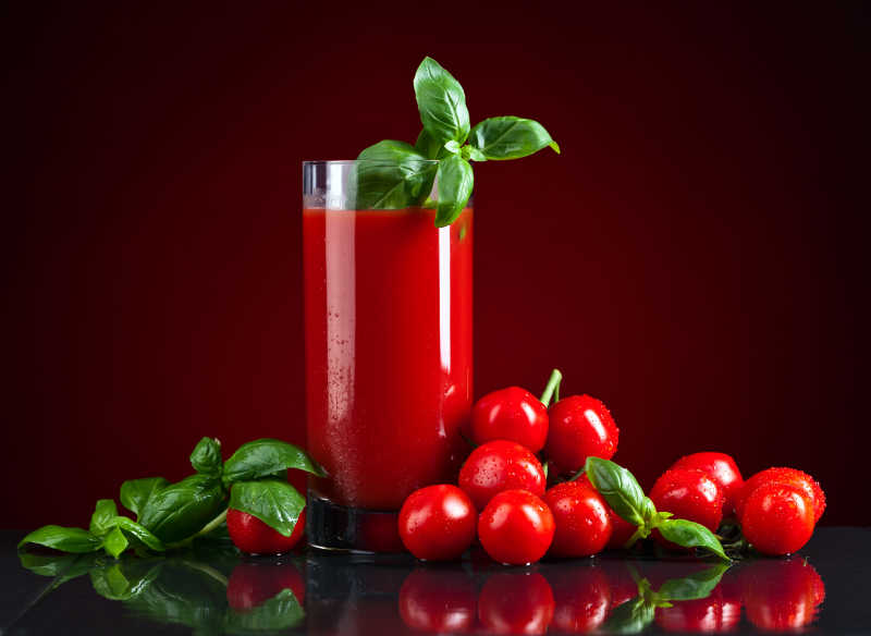 美味营养的番茄汁和小番茄