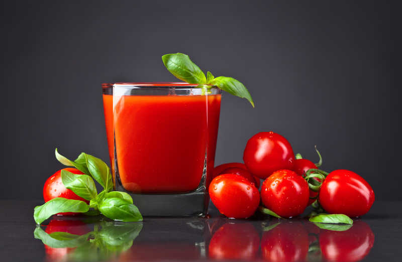 美味的番茄汁和红色小番茄