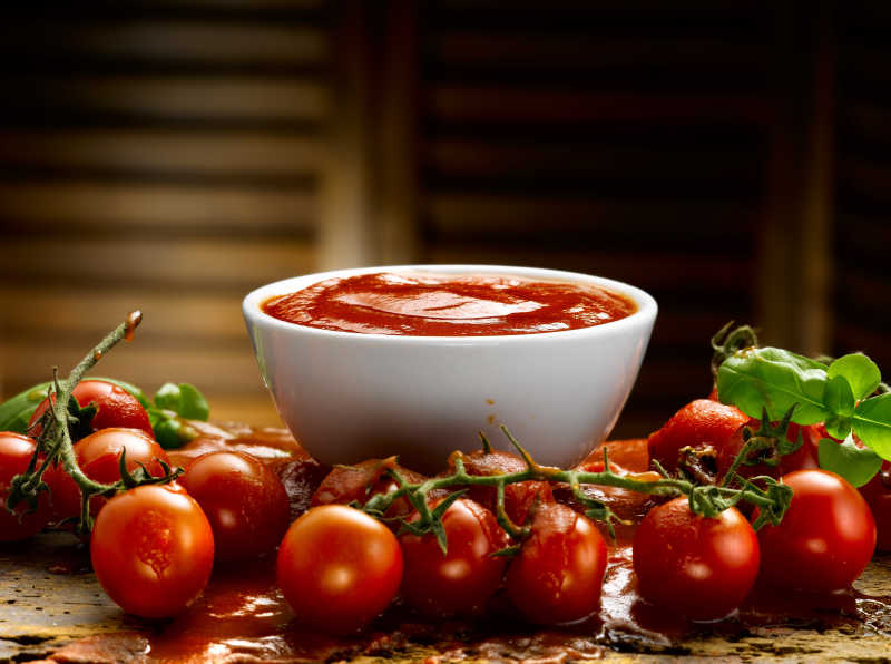 番茄与白碗里的番茄酱