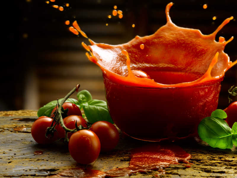 番茄与碗里飞溅出来的番茄酱
