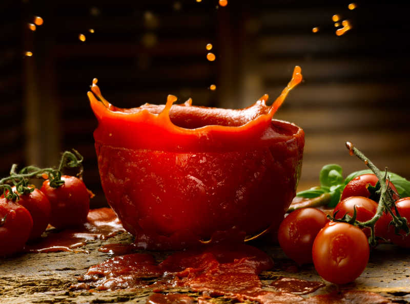 番茄与碗里飞溅出的番茄酱