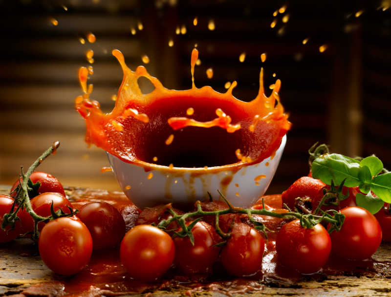 番茄与碗里的新鲜番茄酱