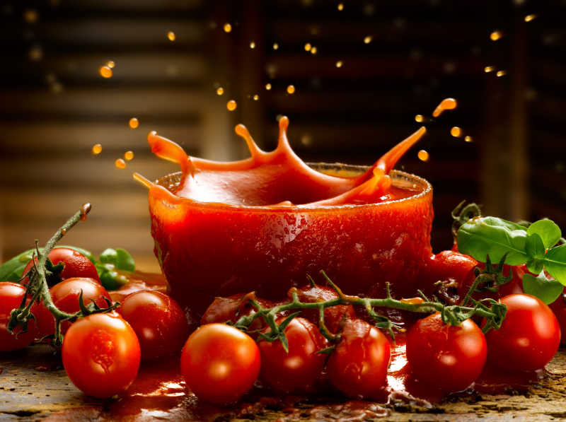 番茄与碗里的鲜番茄酱