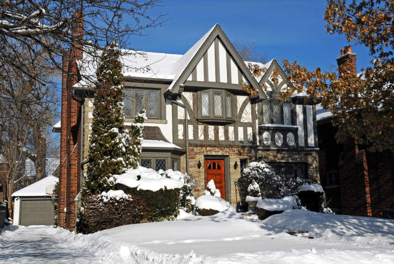 冬雪覆盖的现代别墅房子