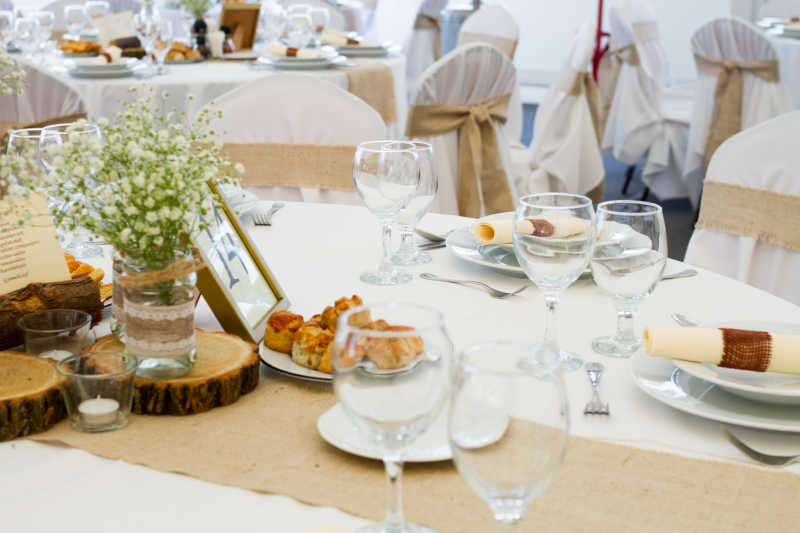 结婚餐桌上的各种餐具和花朵装饰