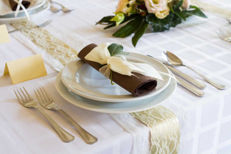 白色桌布结婚餐桌上的餐具
