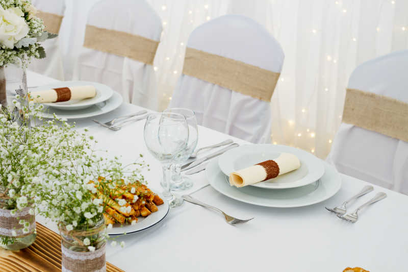 白色背景下的结婚餐桌装饰