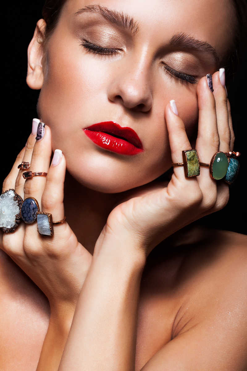 女子戴着很多宝石戒指