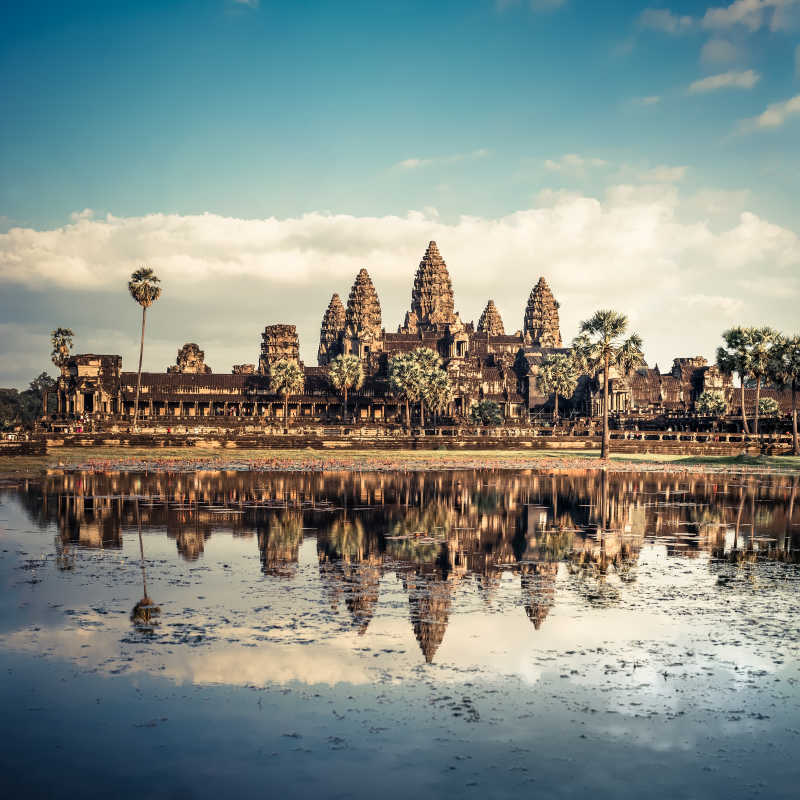 倒映在水中的美丽的柬埔寨吴哥窟风景