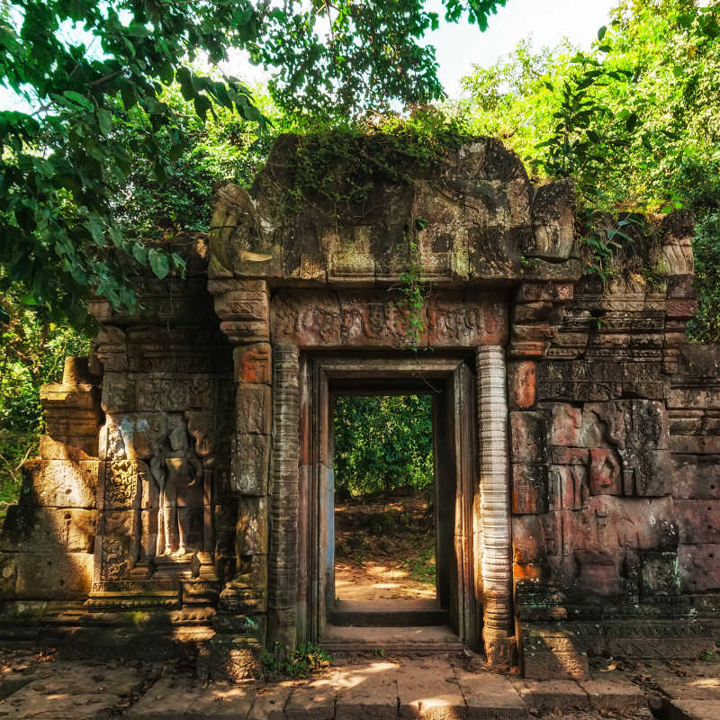 树林中的高棉式建筑