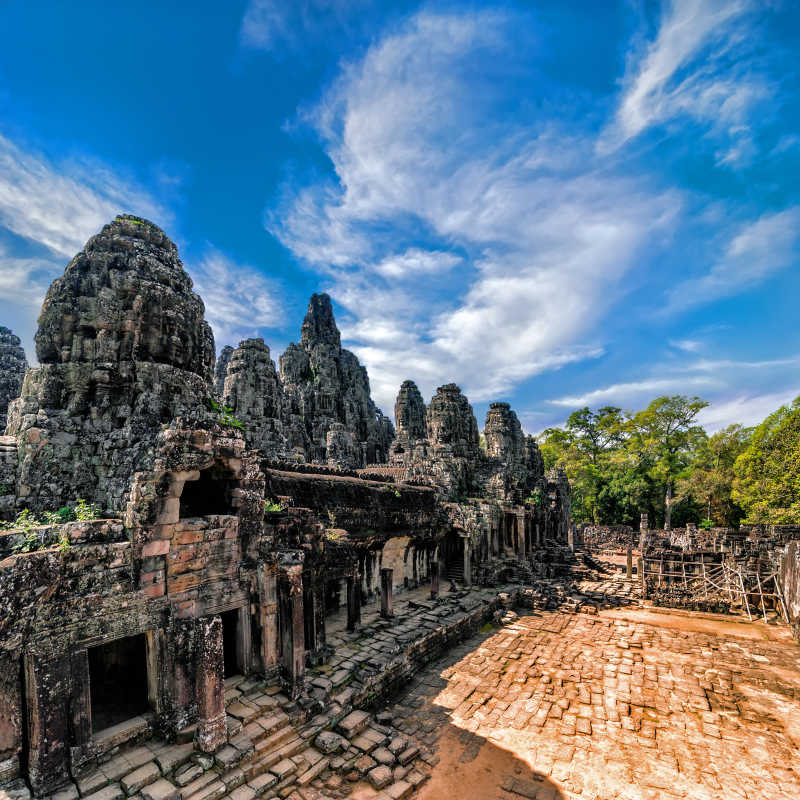 蓝天下美丽的柬埔寨吴哥窟风景
