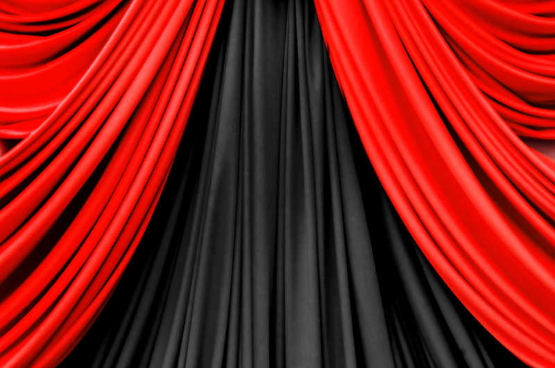 黑色窗帘前的红色谢幕帘