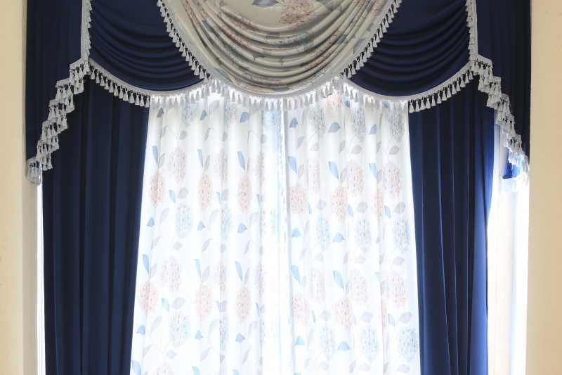 房间的装饰豪华的窗帘