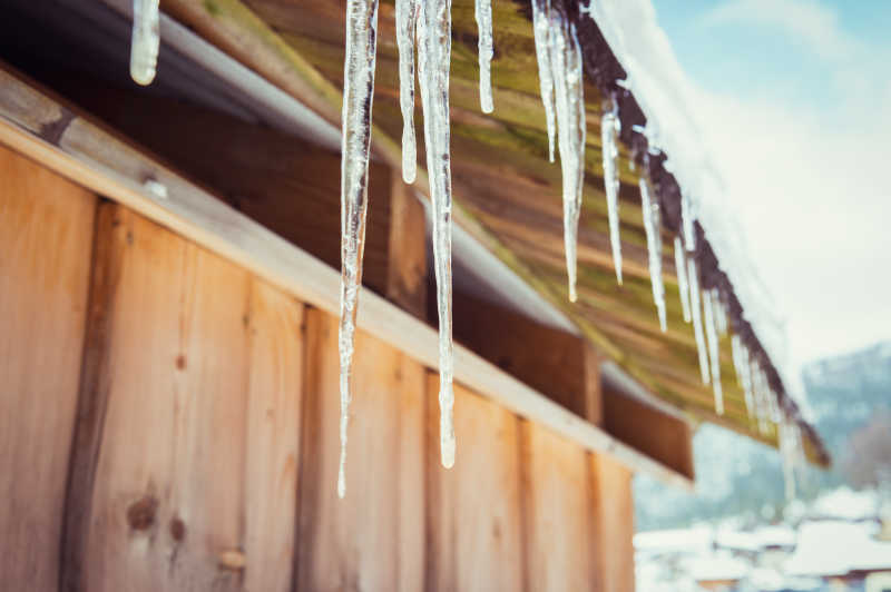木屋檐的美丽冰柱