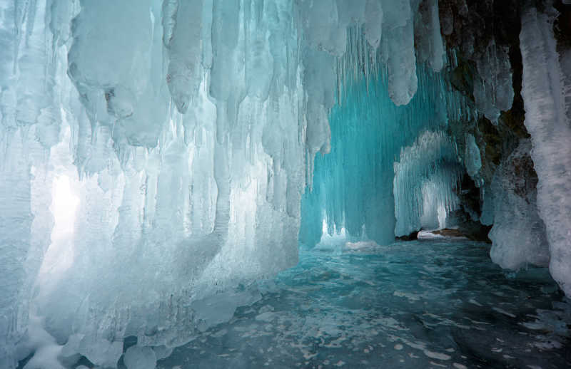 冰穴里的美丽冰柱