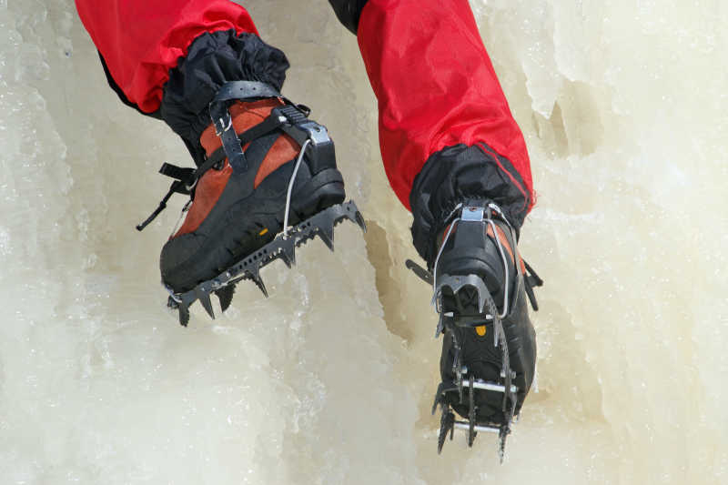 冰山攀登者的冰攀鞋特写