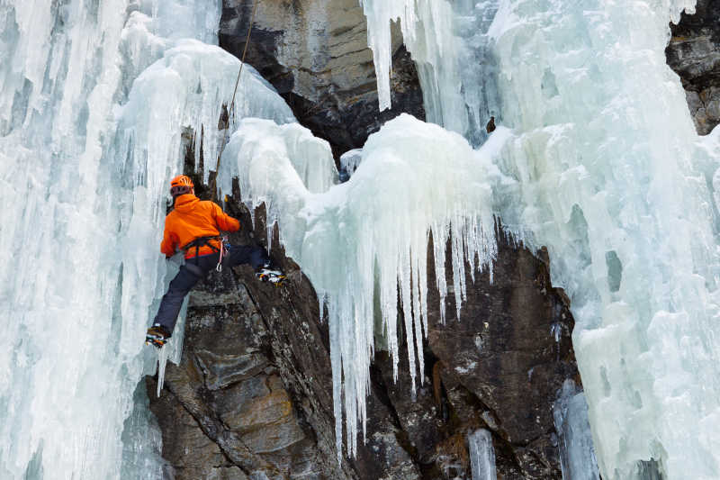 意大利南蒂罗尔的冰上攀登