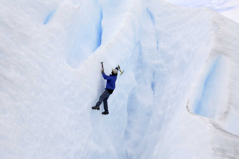 佩里托莫雷诺冰川上的冰山攀登者