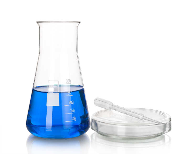 白色背景前蓝色液体玻璃器皿和培养皿