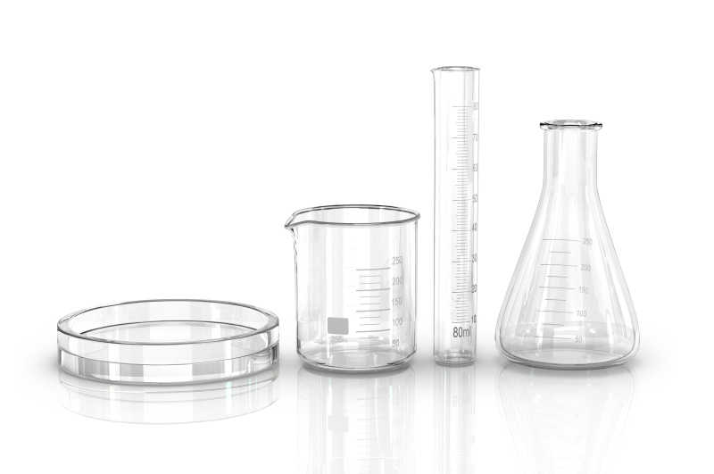 白色背景下各种透明实验玻璃器皿