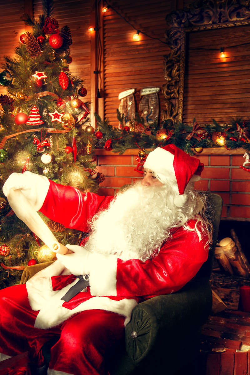 圣诞老人仔细阅读礼物单