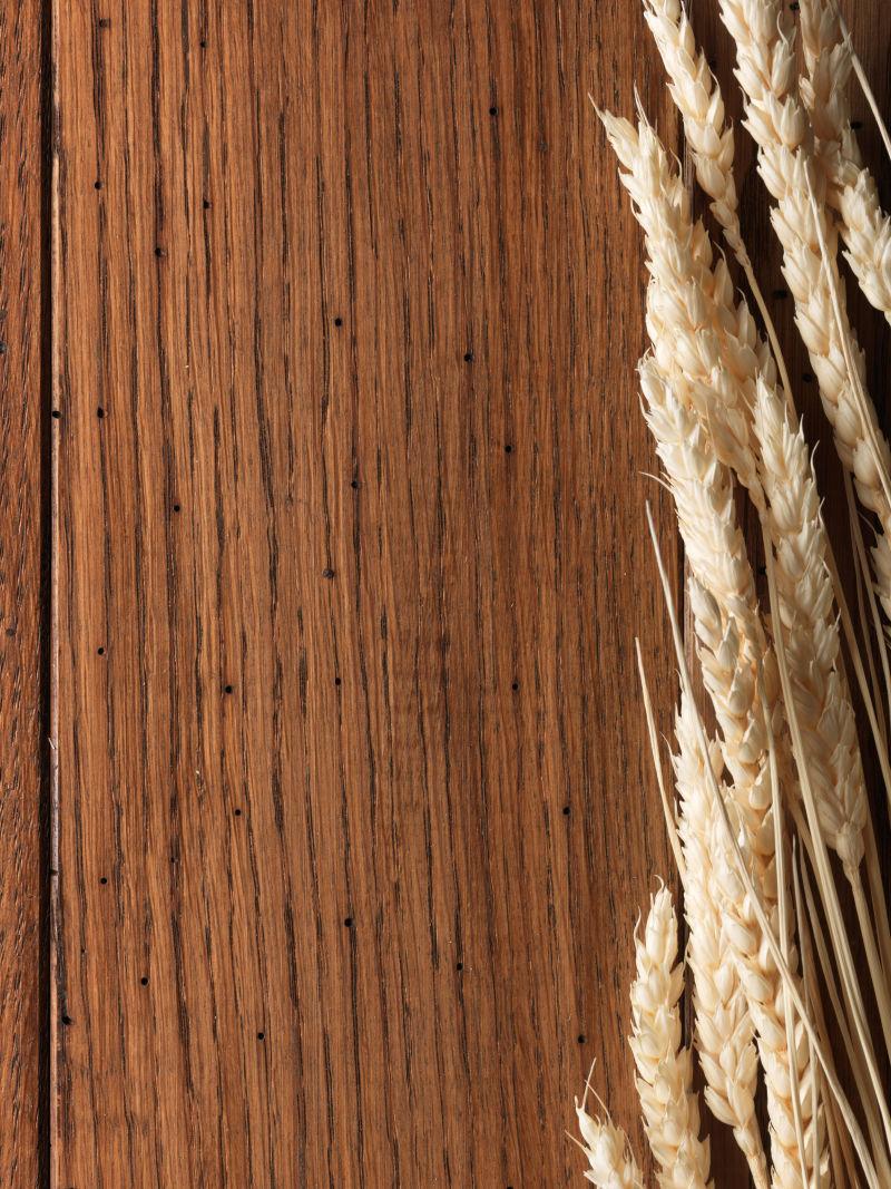 木板上的小麦穗