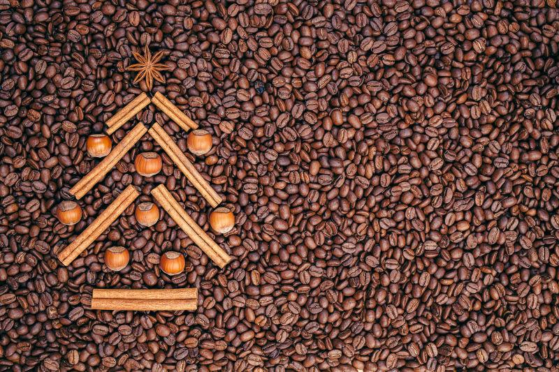咖啡豆摆出的圣诞树