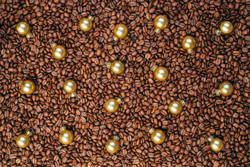 咖啡豆中的貌似金色的珠子
