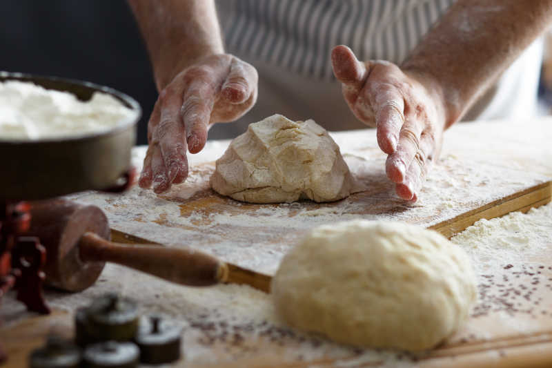 用面粉揉搓面团手工制作面包